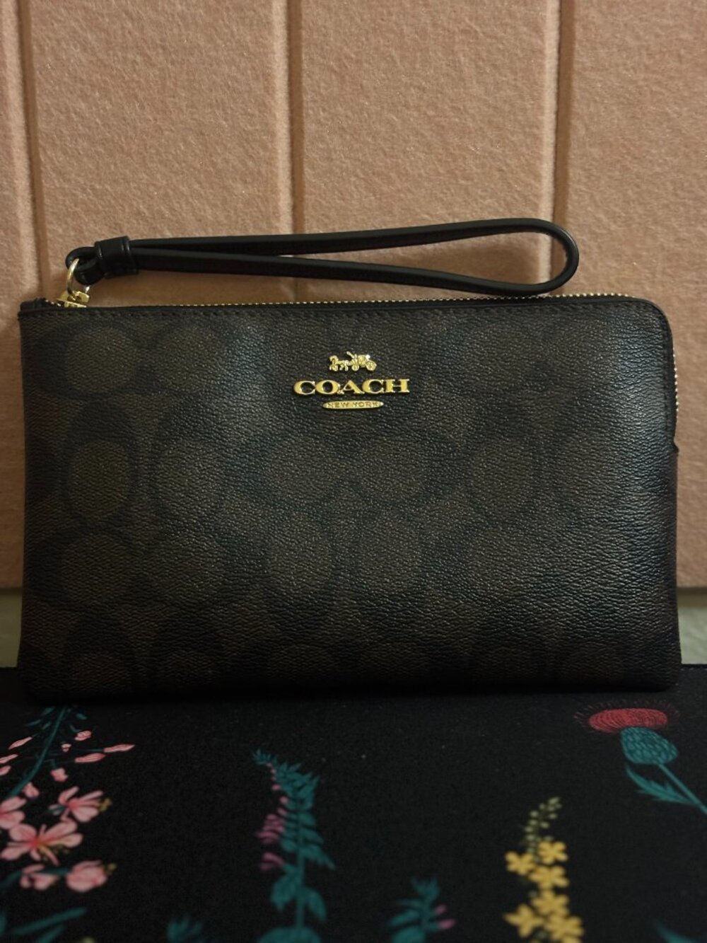 Large Corner Zip Wristlet In Signature Canvas